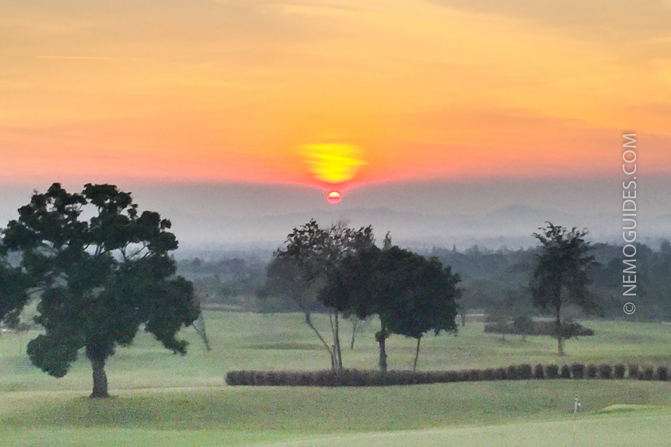 Wunderbarer Sonnenuntergang auf dem Golfplatz.